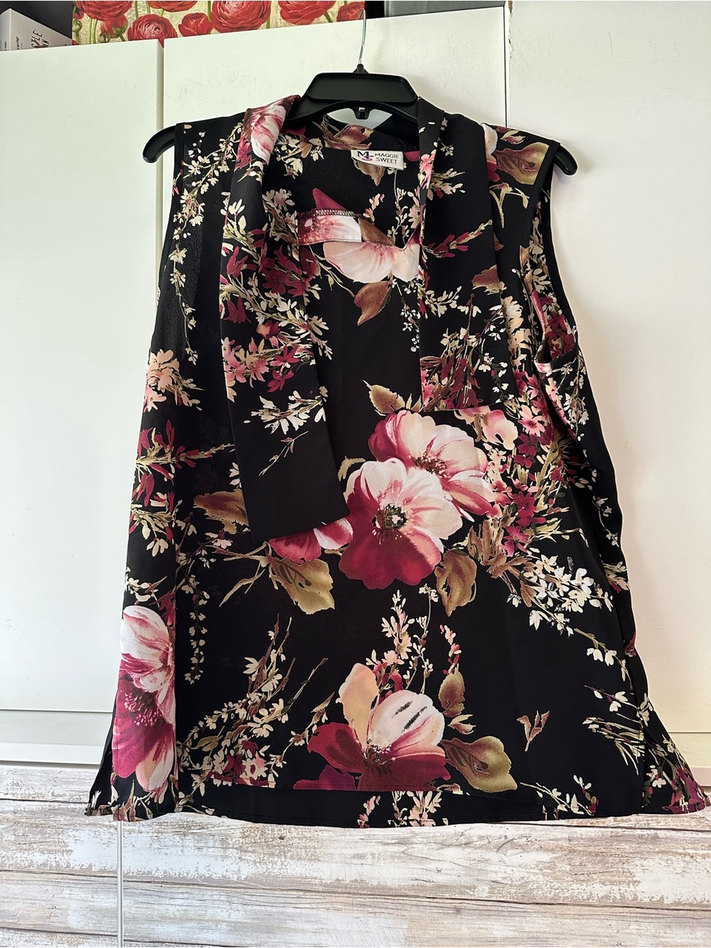 🌸 Maggie Sweet Floral Sleeveless Tie Neck Blouse Black Pink USA Size Large